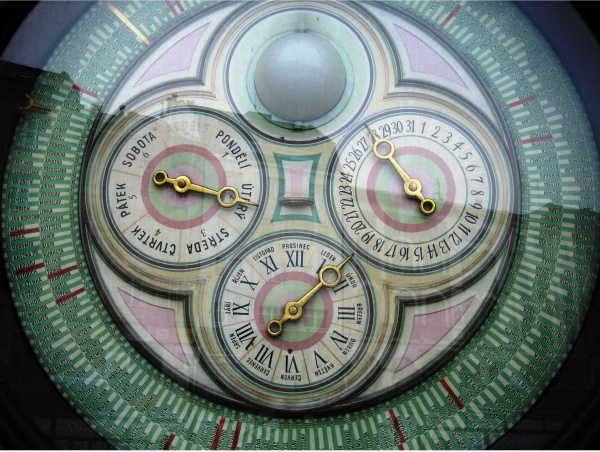Kalendárium a číselníky ukazující den v týdnu, denní datum a kalendářní měsíc; skleněná polokoule svou prosvětlenou částí znázorňuje fázi Měsíce. Foto Radim Himmler.